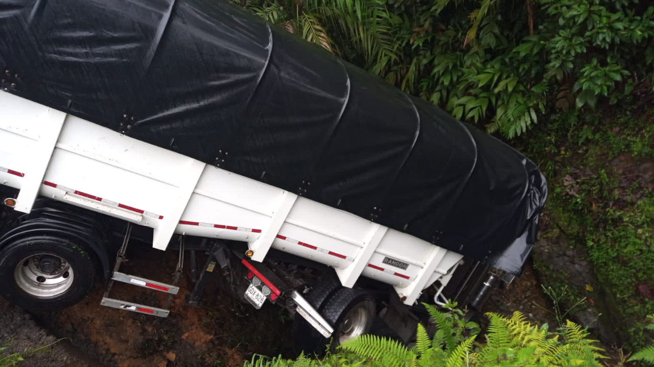 Tractomula se cayó en un barranco en una vía hacía Yarumal