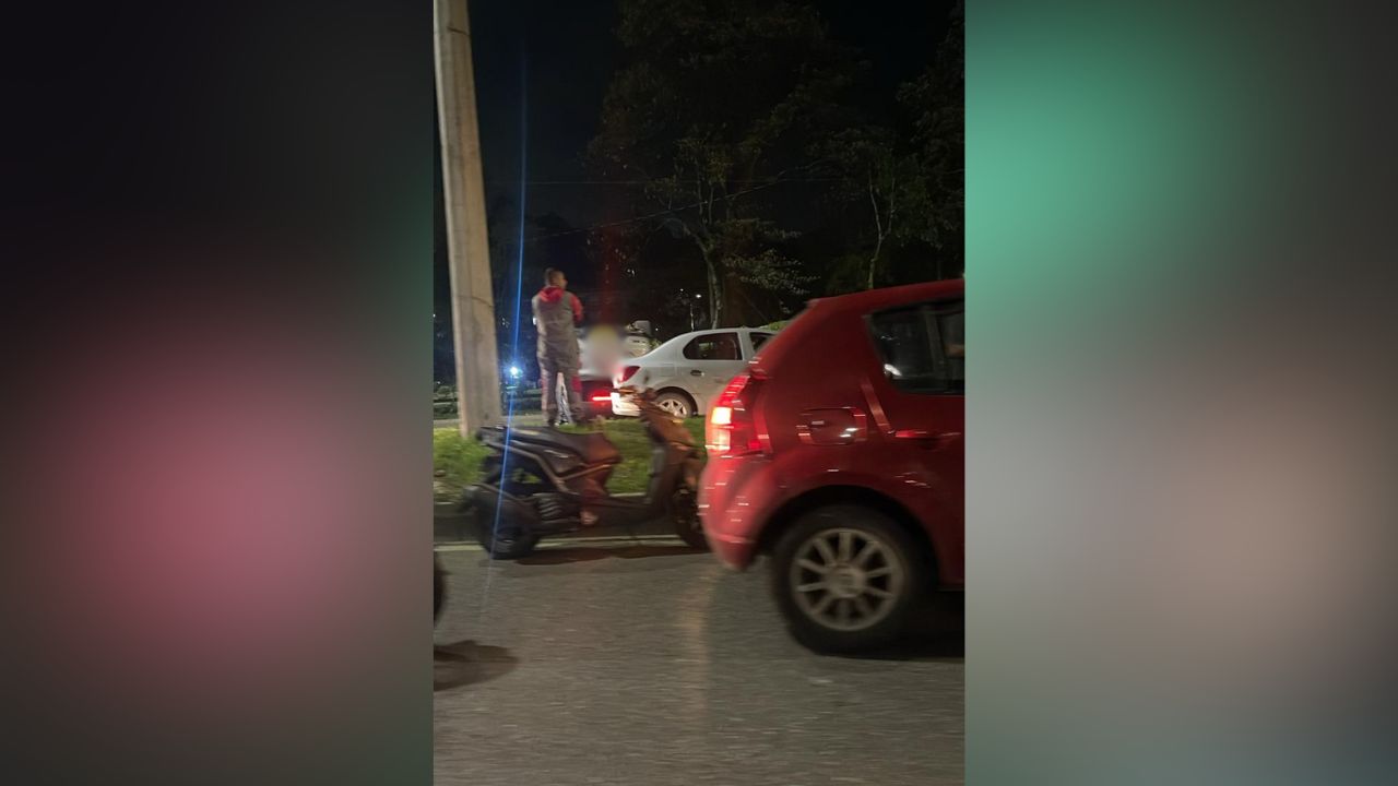 Hasta la señalización tumbó: En la avenida Regional una camioneta se volcó