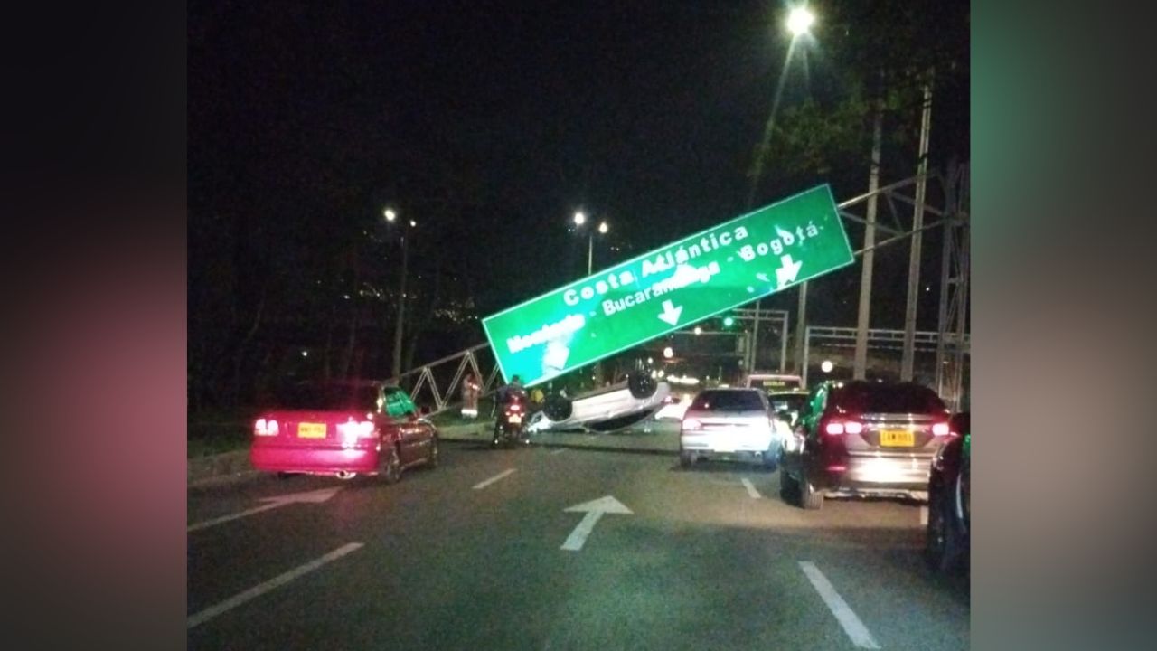 Hasta la señalización tumbó: En la avenida Regional una camioneta se volcó