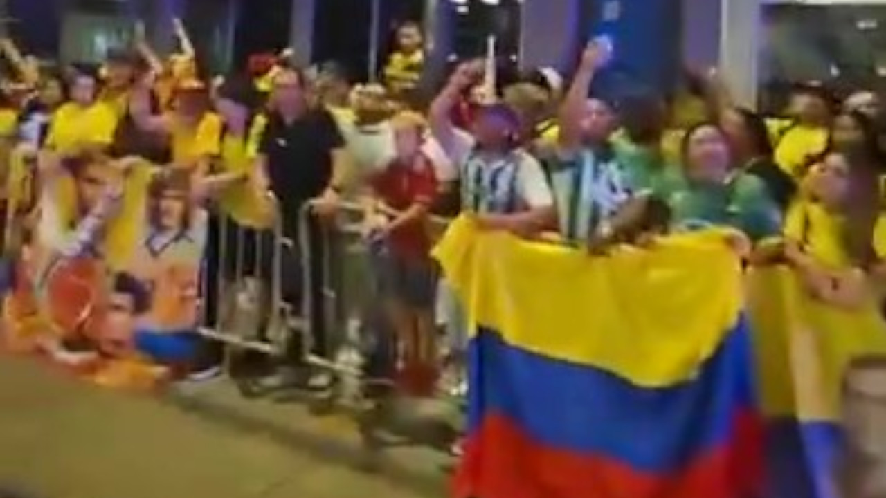 A ritmo de vallenato colombianos hicieron banderazo en la sede de la Selección