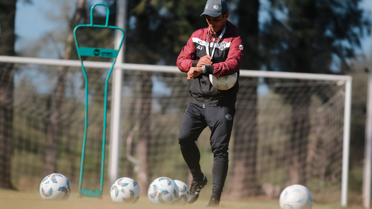 Lucas González no le pega a una, piden su salida