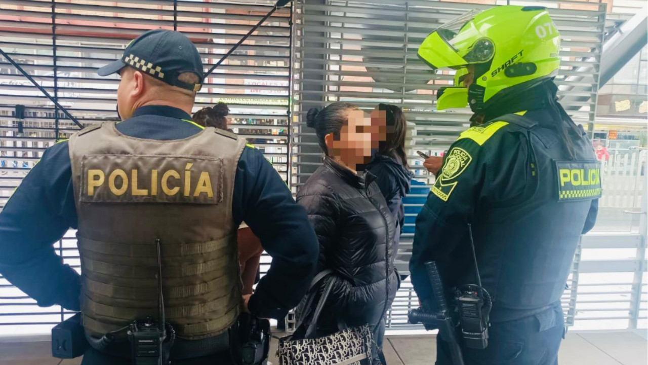 Agarraron a tres mujeres por hurto al 'cosquilleo' en TransMilenio 2 Agarraron a tres mujeres por hurto al 'cosquilleo' en TransMilenio