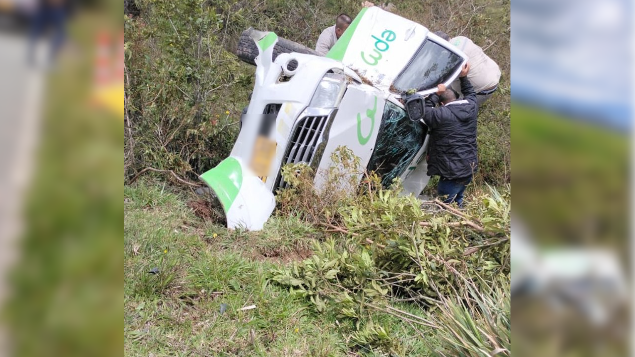 Camioneta de EPM se salió de la vía y se volcó por Los llanos de Cuivá de Yarumal2