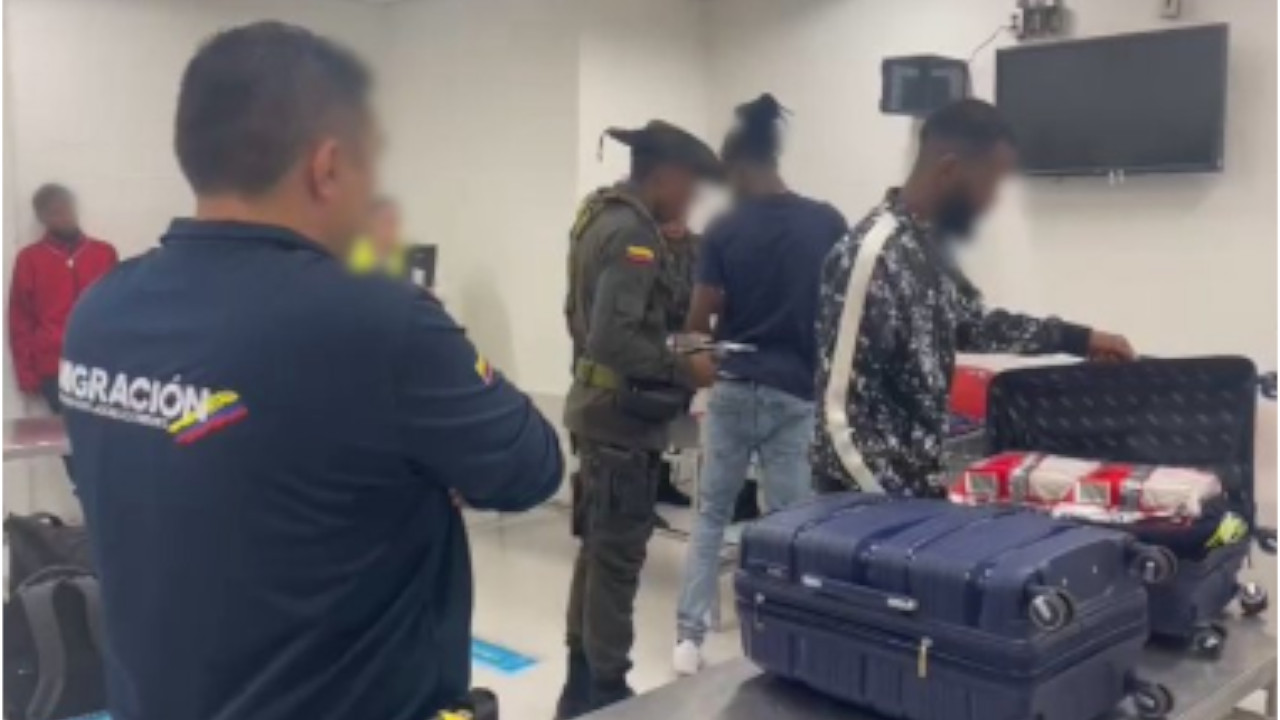 Cinco ciudadanos dominicanos capturados cuando intentaban sacar 215 kg de cocaína en el aeropuerto El Dorado 4 Capturan a cinco dominicanos con 215 kg de cocaina en el aeropuerto El Dorado1