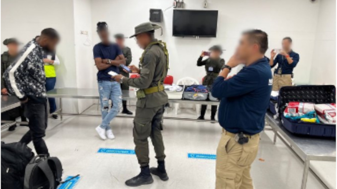 Cinco ciudadanos dominicanos capturados cuando intentaban sacar 215 kg de cocaína en el aeropuerto El Dorado 2 Capturan a cinco dominicanos con 215 kg de cocaína en el aeropuerto El Dorado