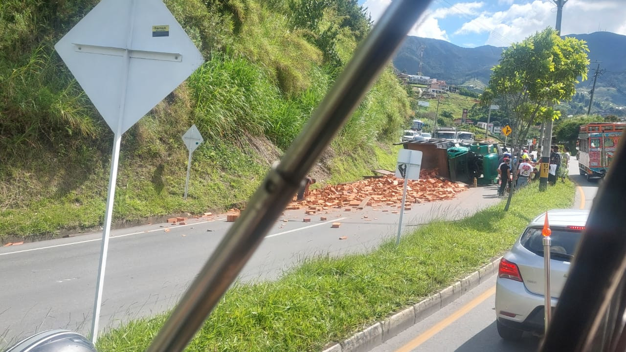 ¡Atención viajeros! Cierre total en la vía entre el Túnel de Occidente y Medellín 2 Cierre total en la via entre el Tunel de Occidente y Medellin