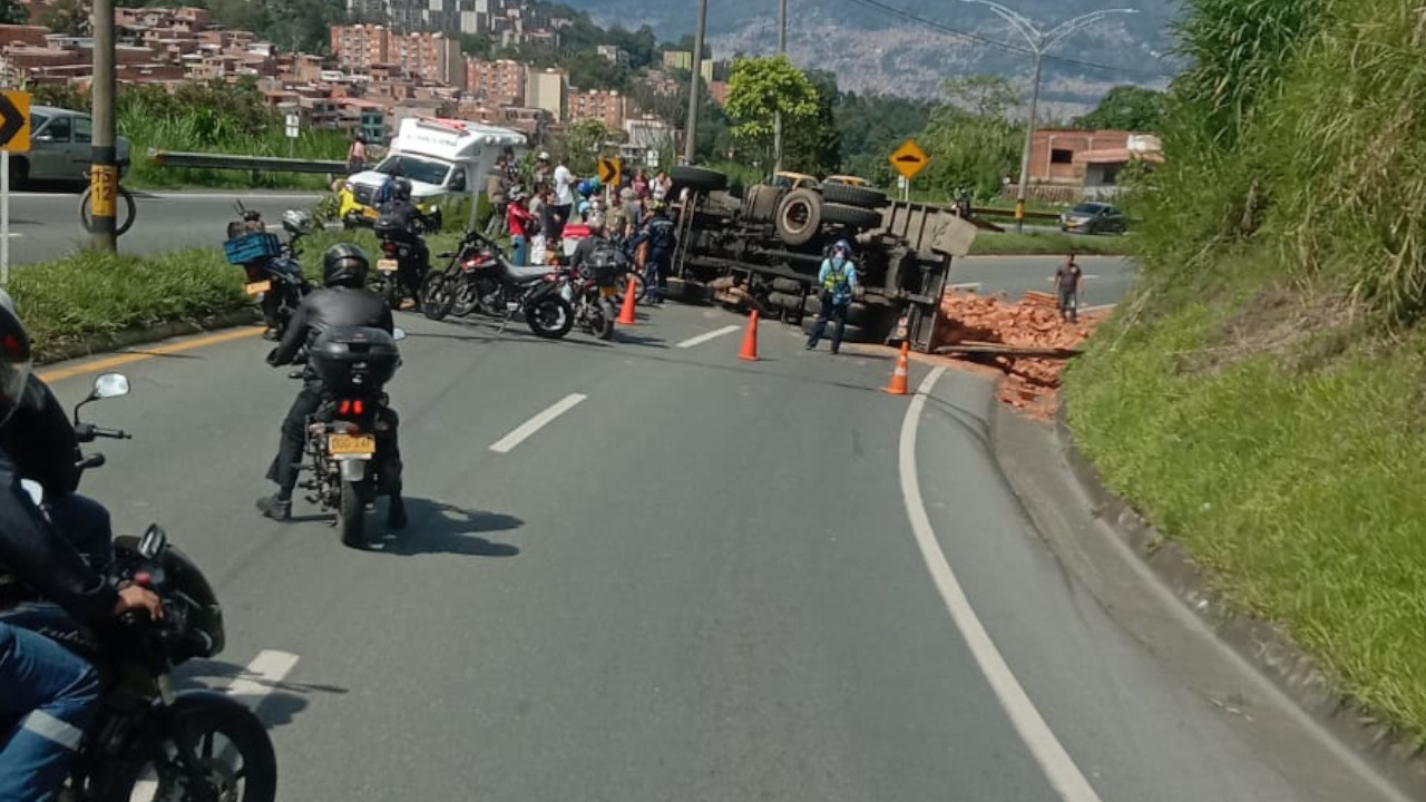 ¡Atención viajeros! Cierre total en la vía entre el Túnel de Occidente y Medellín 3 Cierre total en la via entre el Tunel de Occidente y Medellin21