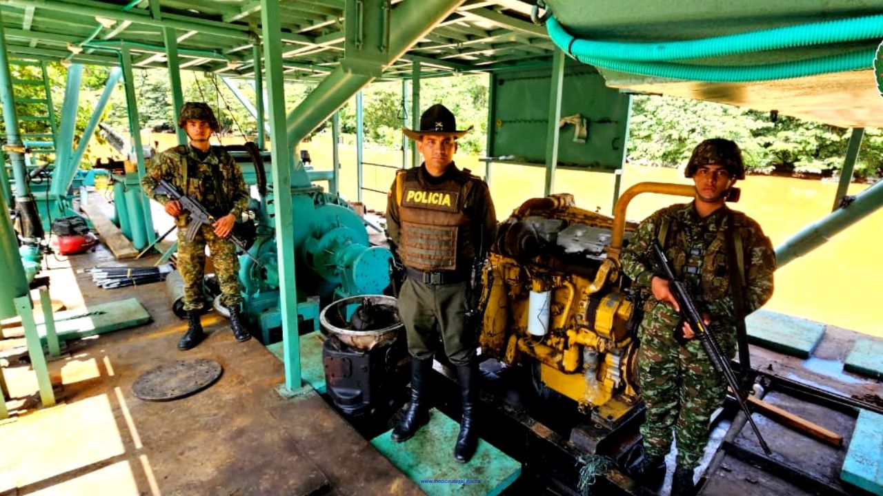 Los policias y los soldados decomisaron una draga y ahora están investigando quién la estaba usando