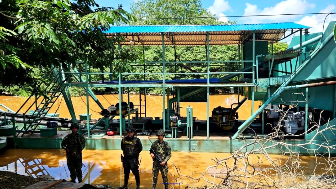 Los policias y los soldados decomisaron una draga y ahora están investigando quién la estaba usando