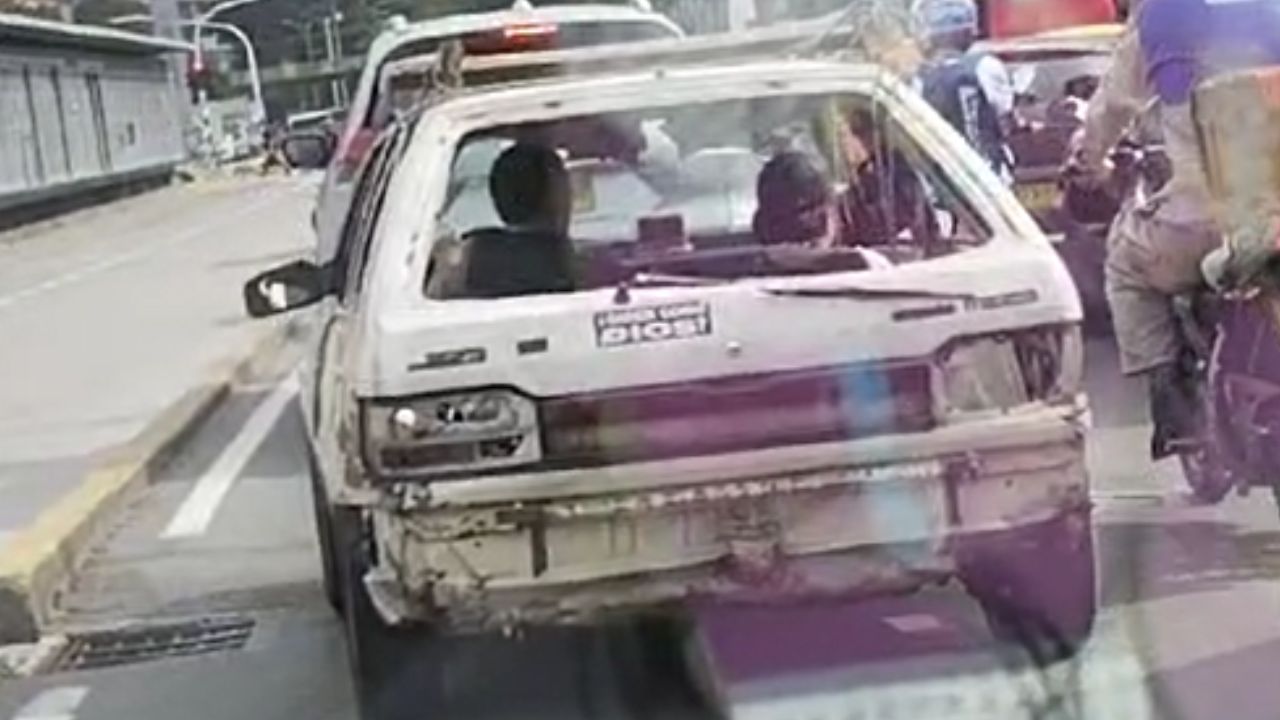Un carro ‘destartalado’ se vio andando en las calles de Medellín, sin placa, luces, ni vidrios