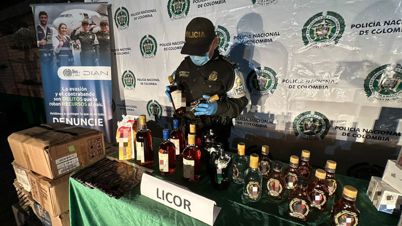 Incautaron más de 2 mil botellas de licor y cajetillas en Medellín