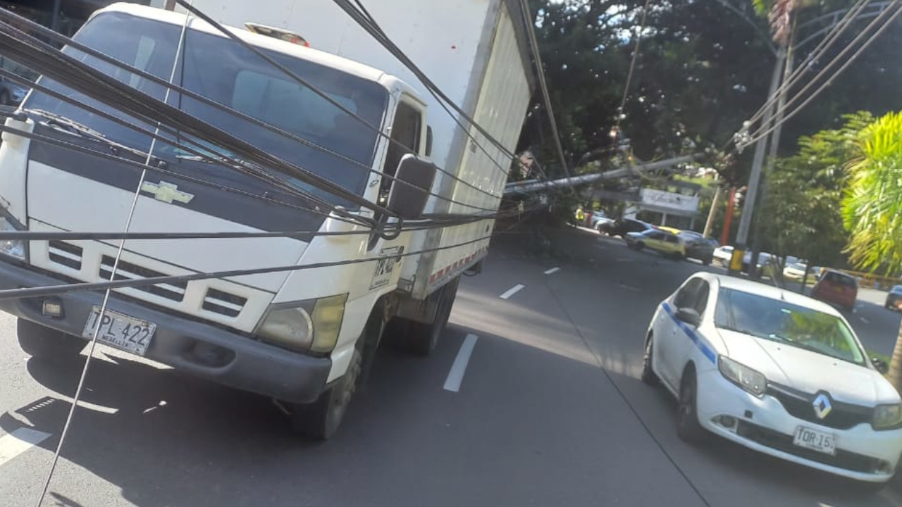 Movilidad reducida en la Av. Las Palmas por caída de poste de luz 2
