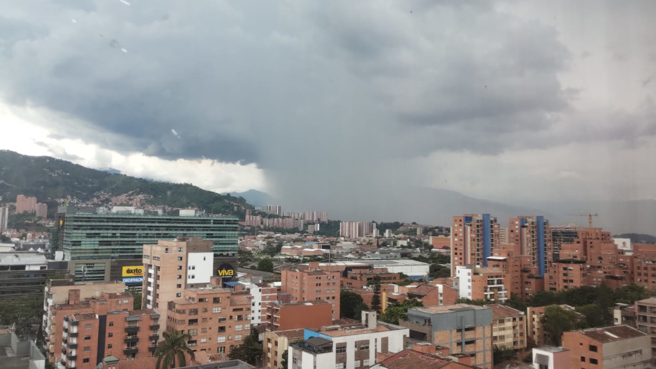 Muchos truenos, inician las lluvias en Medellín 1