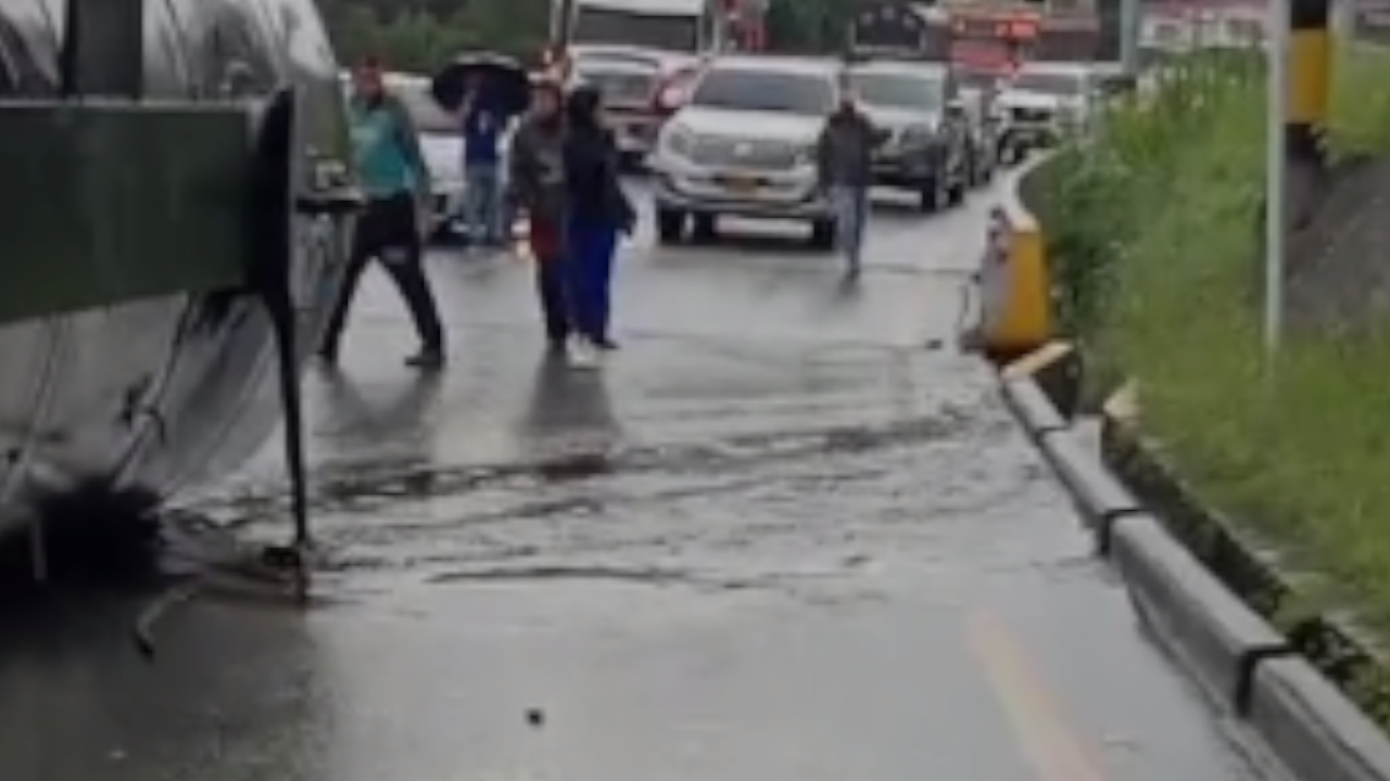 Volcamiento de camión cisterna en la vía San Jerónimo-Medellín