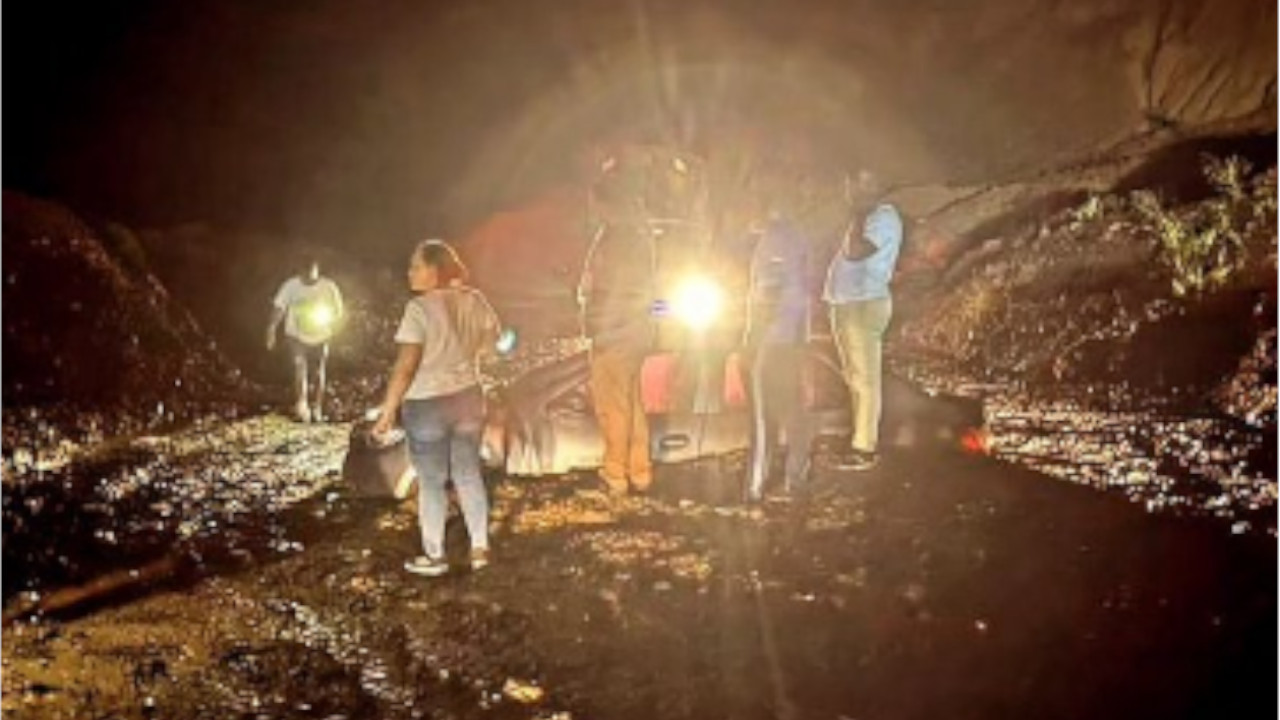 Atención viajeros: Paso a un carril en la vía Medellín-Quibdó por deslizamientos