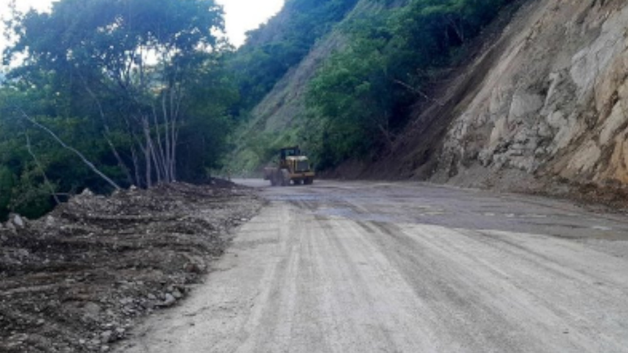 vía entre Santa Fe de Antioquia y Bolombolo