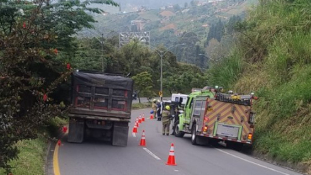 A un carril la vía entre el Túnel de Occidente y Medellín por accidente de tránsito