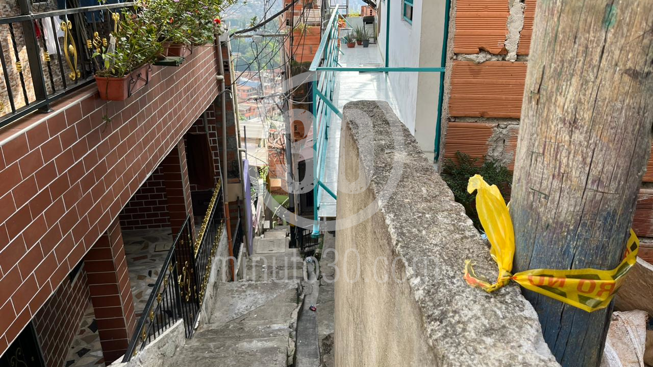 Cerrajero fue hallado muerto con heridas de arma de fuego en vía pública de San Javier