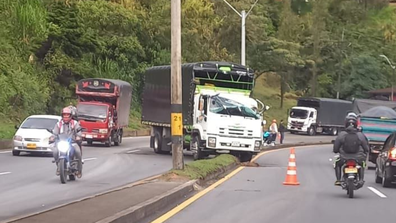 Accidente de tránsito en la Autopista Medellín-Bogotá antes de Guarne