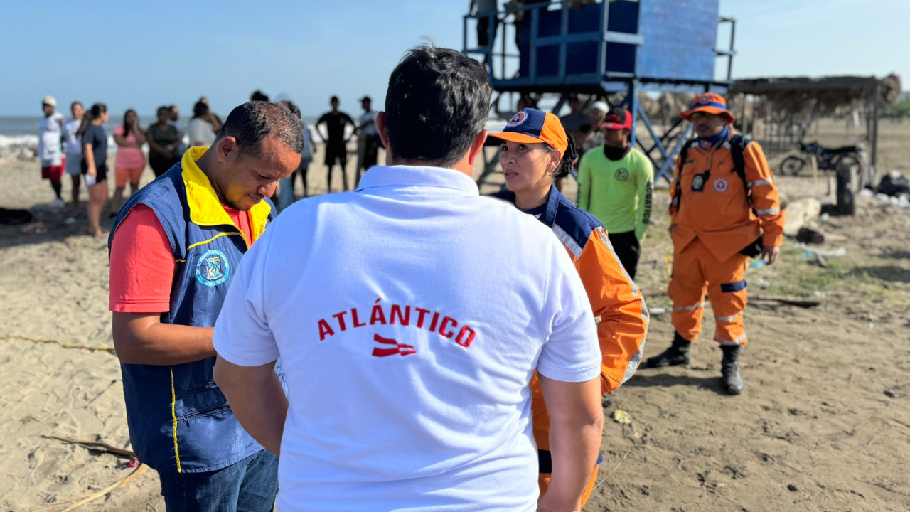 Marea súbita en Puerto Colombia arrastró a 11 personas: Tres jóvenes desaparecidos