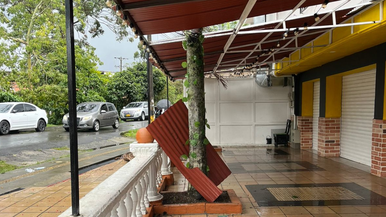 Fuerte vendaval en Rionegro provocó daños estructurales y cierres viales