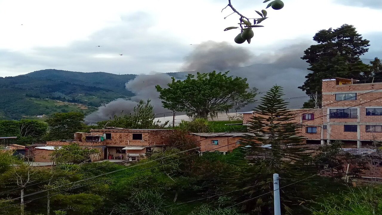Incendio en bodega de reciclaje de San Cristóbal: Tres tripulaciones de Bomberos llegaron al lugar