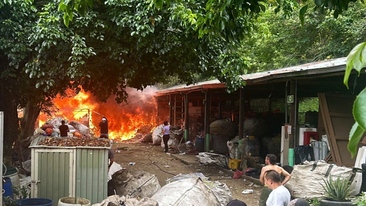 Incendio en bodega de reciclaje de San Cristóbal: Tres tripulaciones de Bomberos llegaron al lugar