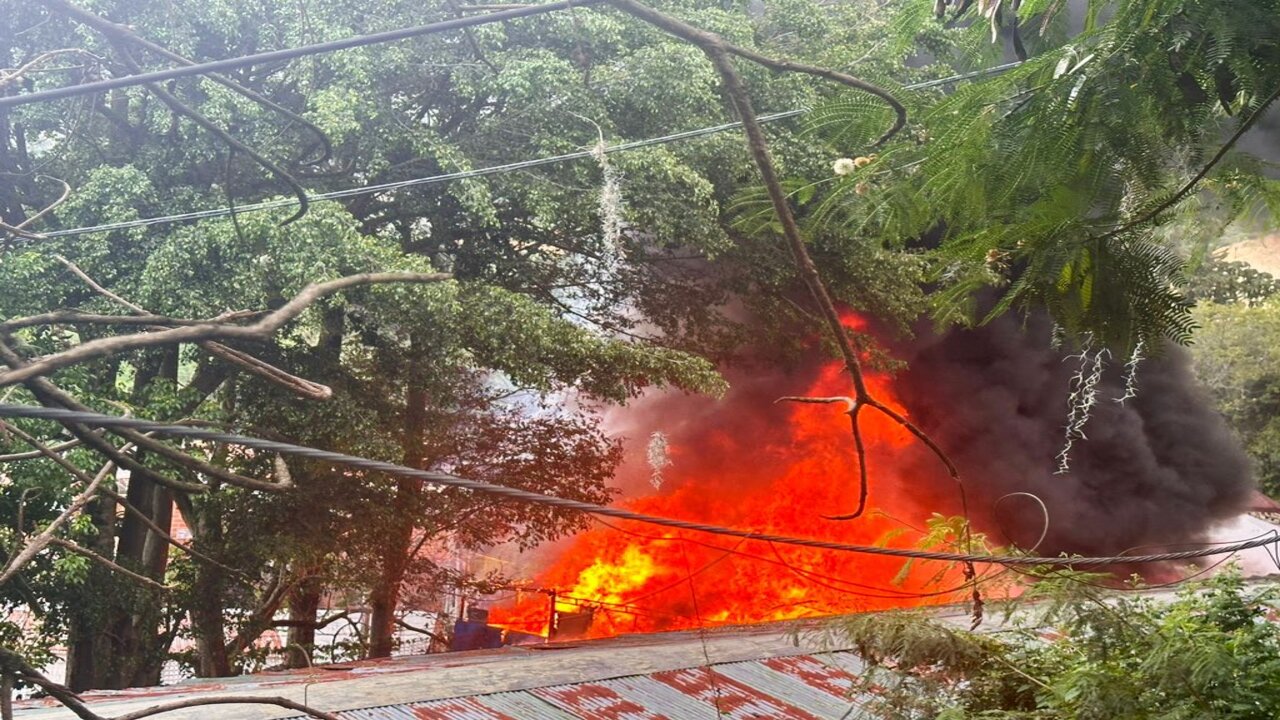 Incendio en bodega de reciclaje de San Cristóbal: Tres tripulaciones de Bomberos llegaron al lugar