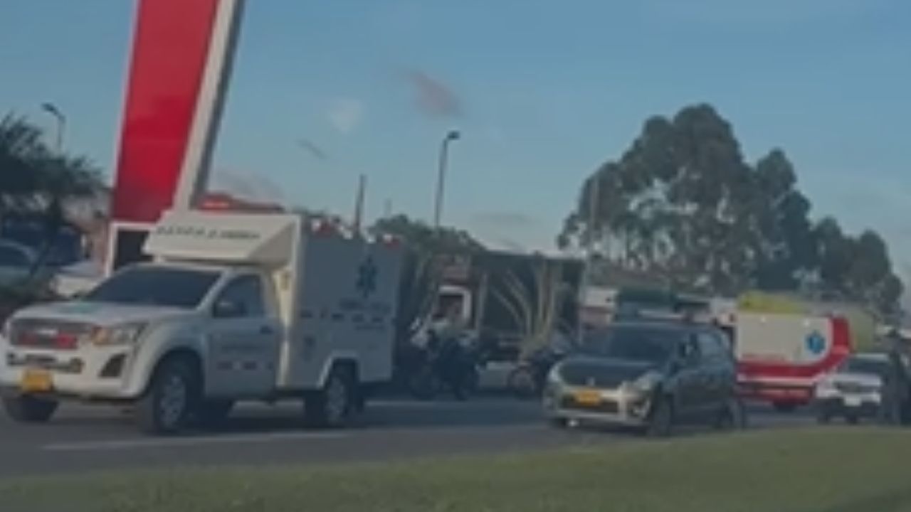 Hay heridos en accidente de tránsito múltiple reduce la movilidad en la Autopista Bogotá-Medellín