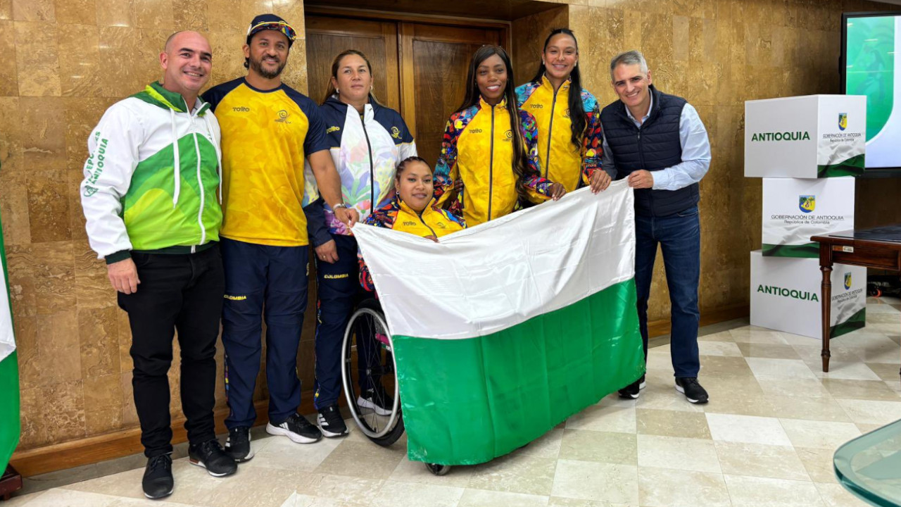 Gobernador Andrés Julián Rendón entregó la bandera de Antioquia