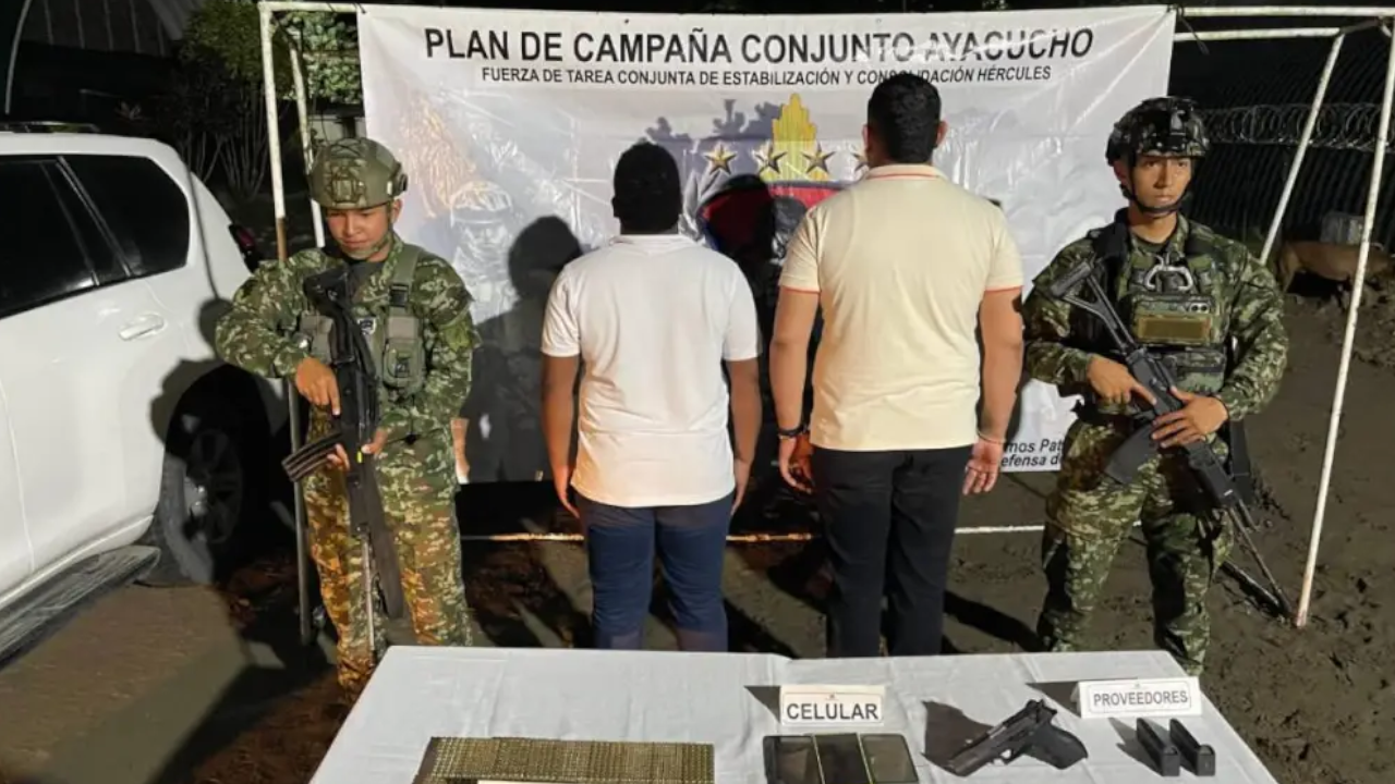 Caen sujetos en camioneta de la UNP con material de guerra