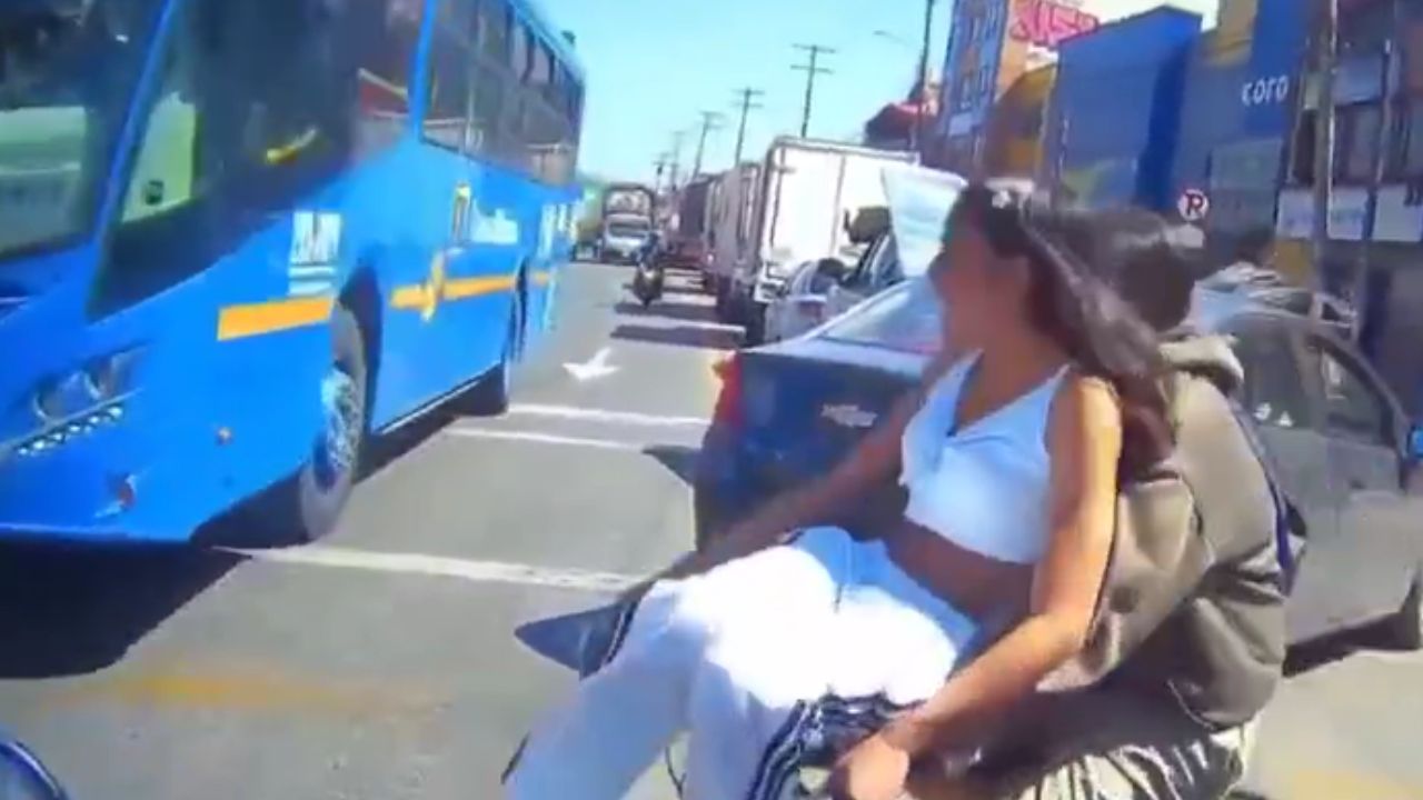 ¿Por imprudentes? Dos muchachas en una bicicleta fueron atropelladas por el SITP