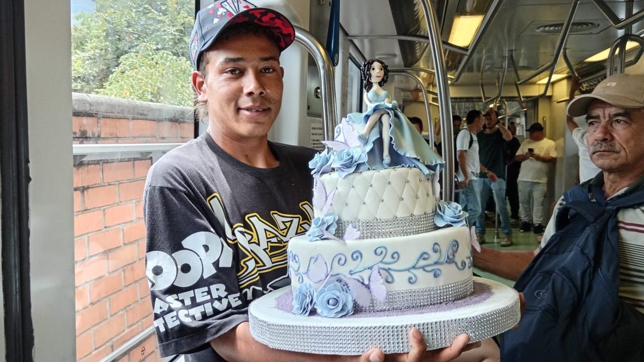 La tremenda torta que le espera a Naomi por sus 15 años y que transportaron en el Metro