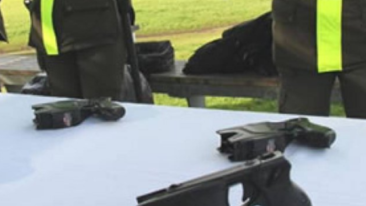 Habitante de calle agrede a policías en Medellín