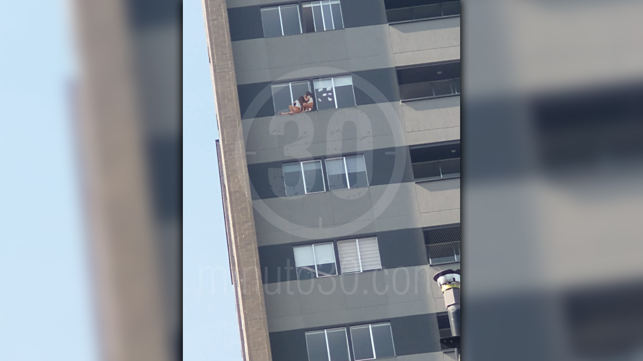 Irresponsabilidad en unidad del barrio Santa Fe en Medellín: dos niñas pegadas de la ventana al borde del abismo 2 1 Irresponsabilidad en unidad del barrio Santa Fe en Medellin dos ninas pegadas de la ventana al borde del abismo