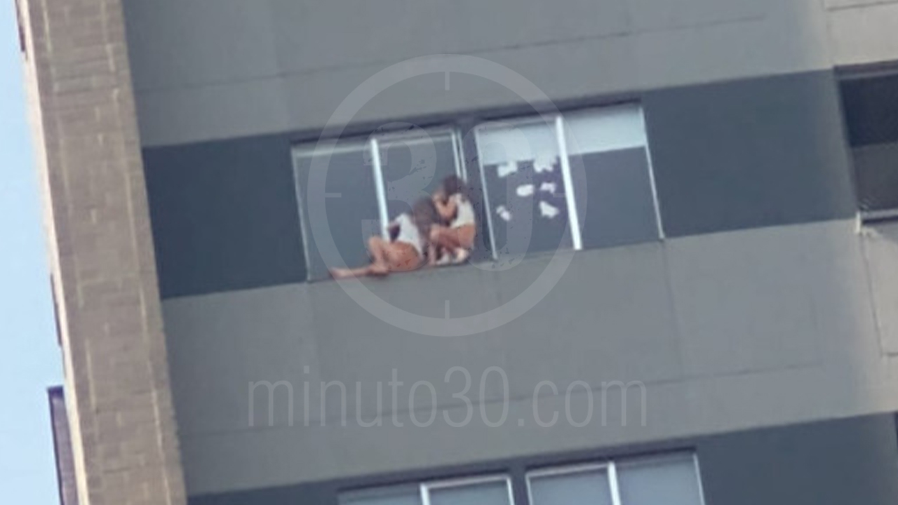 Irresponsabilidad en unidad del barrio Santa Fe en Medellín dos niñas pegadas de la ventana al borde del abismo