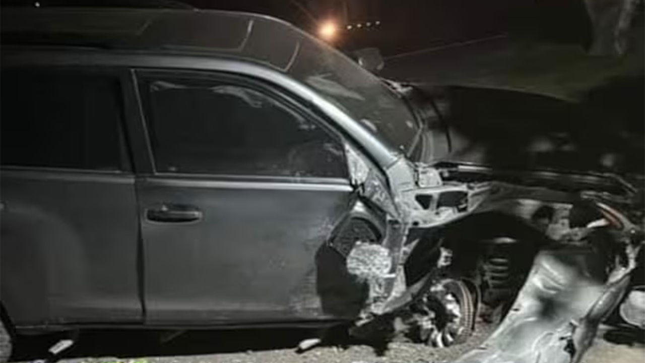 Cantante de música popular sufrió grave accidente al chocar contra un árbol carro quedó destruido