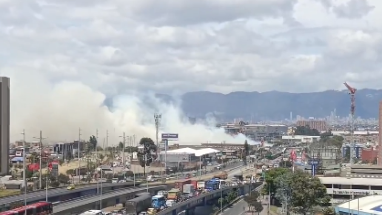 Cuatro incendios simultáneos en Bogotá movilizan a los bomberos