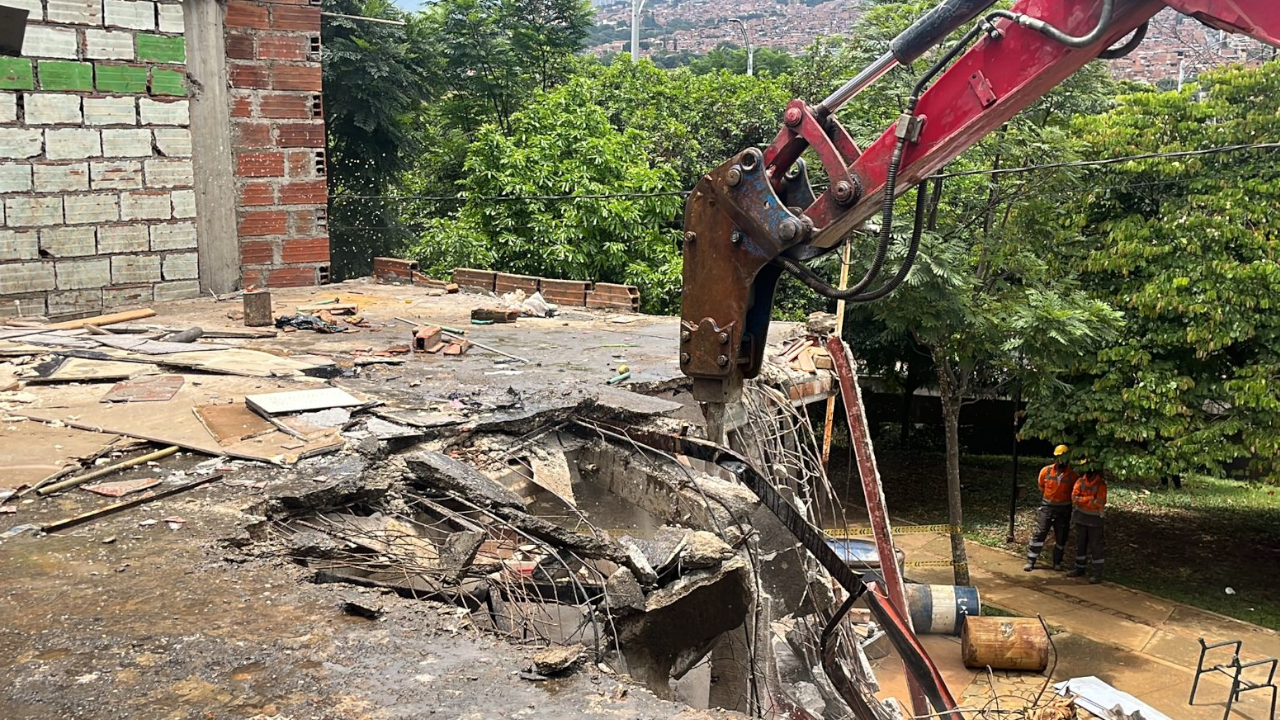 Demuelen estructura ilegal en Aranjuez por incumplimientos