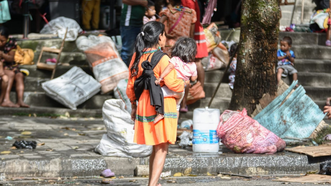 Denuncian red de mendicidad con niños indígenas en El Poblado