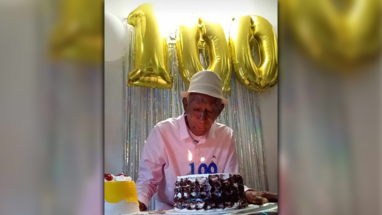 Él es Belisario, un hombre que vive en el Alfonso López y que recién cumplió sus 100 añitos