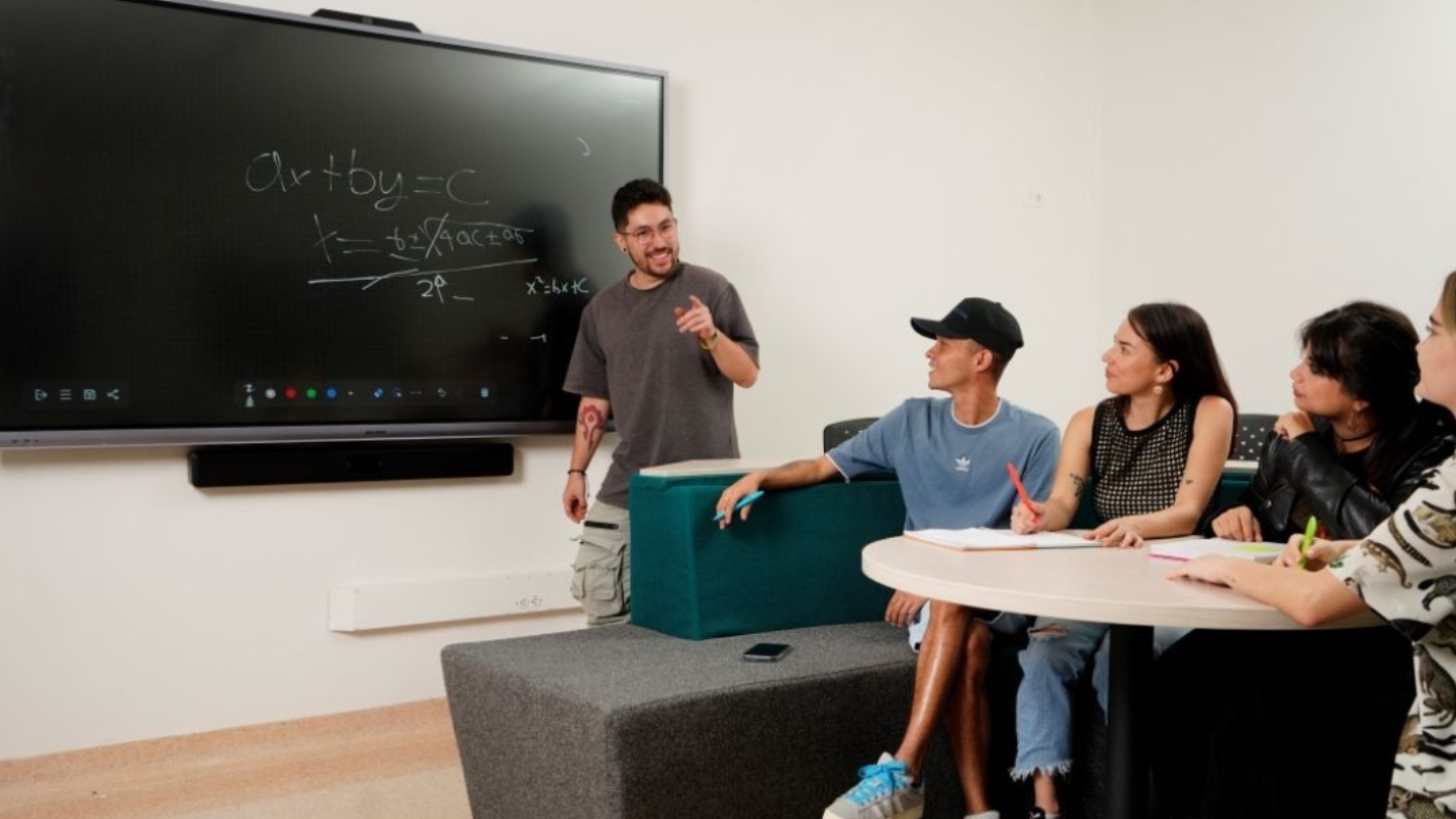 Politécnico Jaime Isaza Cadavid inicia implementación de seis aulas interactivas con inversión millonaria
