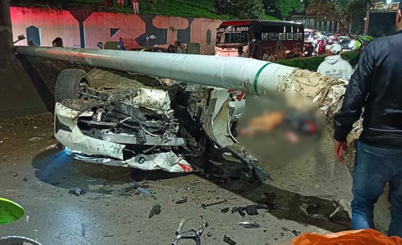 Vehículo se volcó y arrolló a dos motos por la Minorista