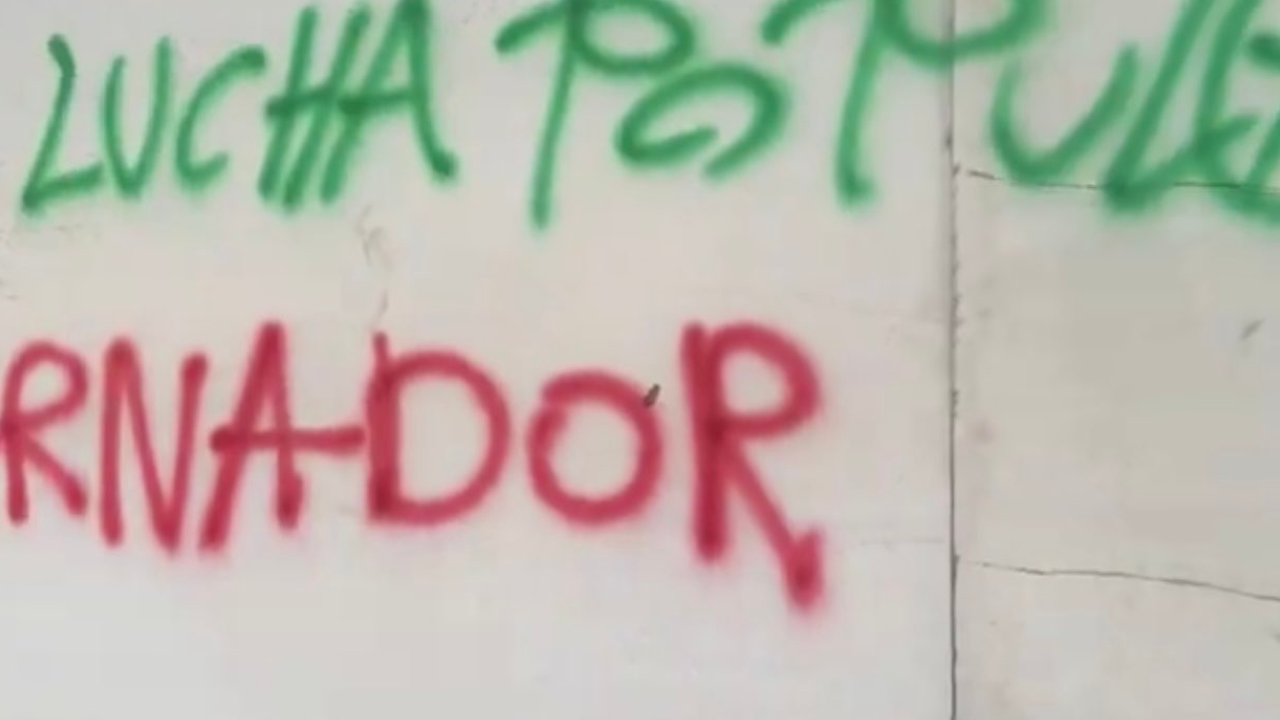 Estaciones del Metroplús pintadas tras marcha por la educación superior