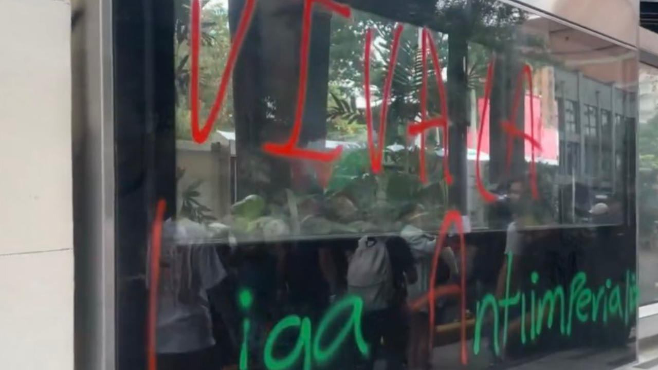 Estaciones del Metroplús pintadas tras marcha por la educación superior