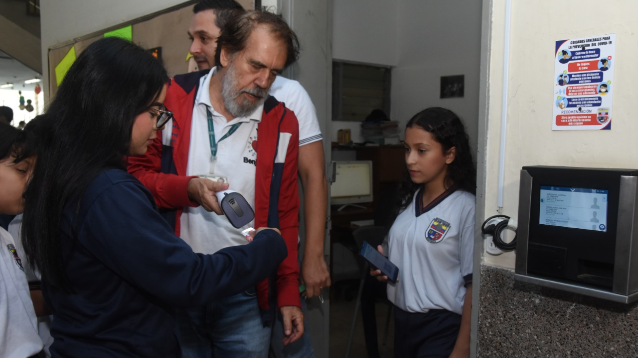 Lanzan estrategia para monitorear la asistencia en colegios de Medellín