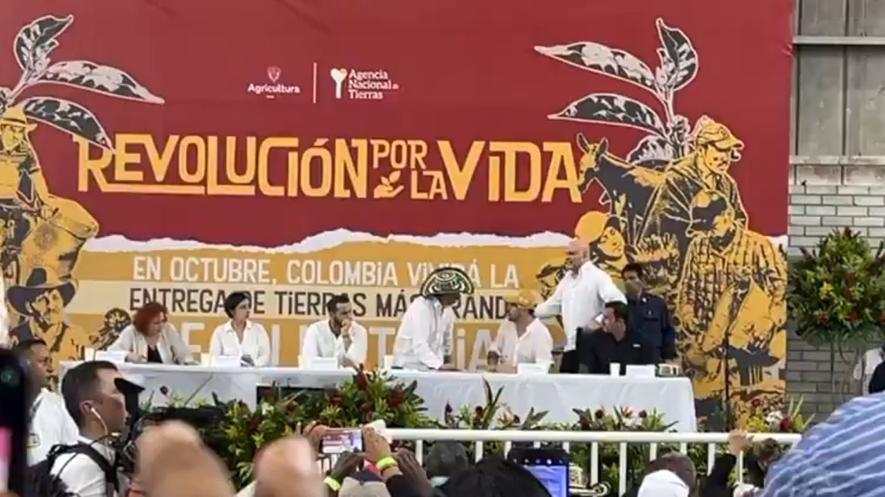 Mancuso y Macaco: Exjefes paramilitares piden perdón en evento de Petro