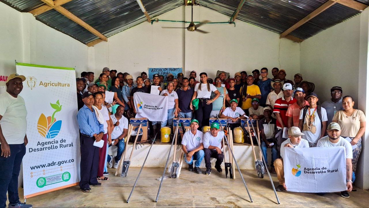 Gobierno entrega más de 300 millones en herramientas e insumos para proyecto platanero en Urabá 3 Gobierno entrega más de 300 millones en herramientas e insumos para proyecto platanero en Urabá