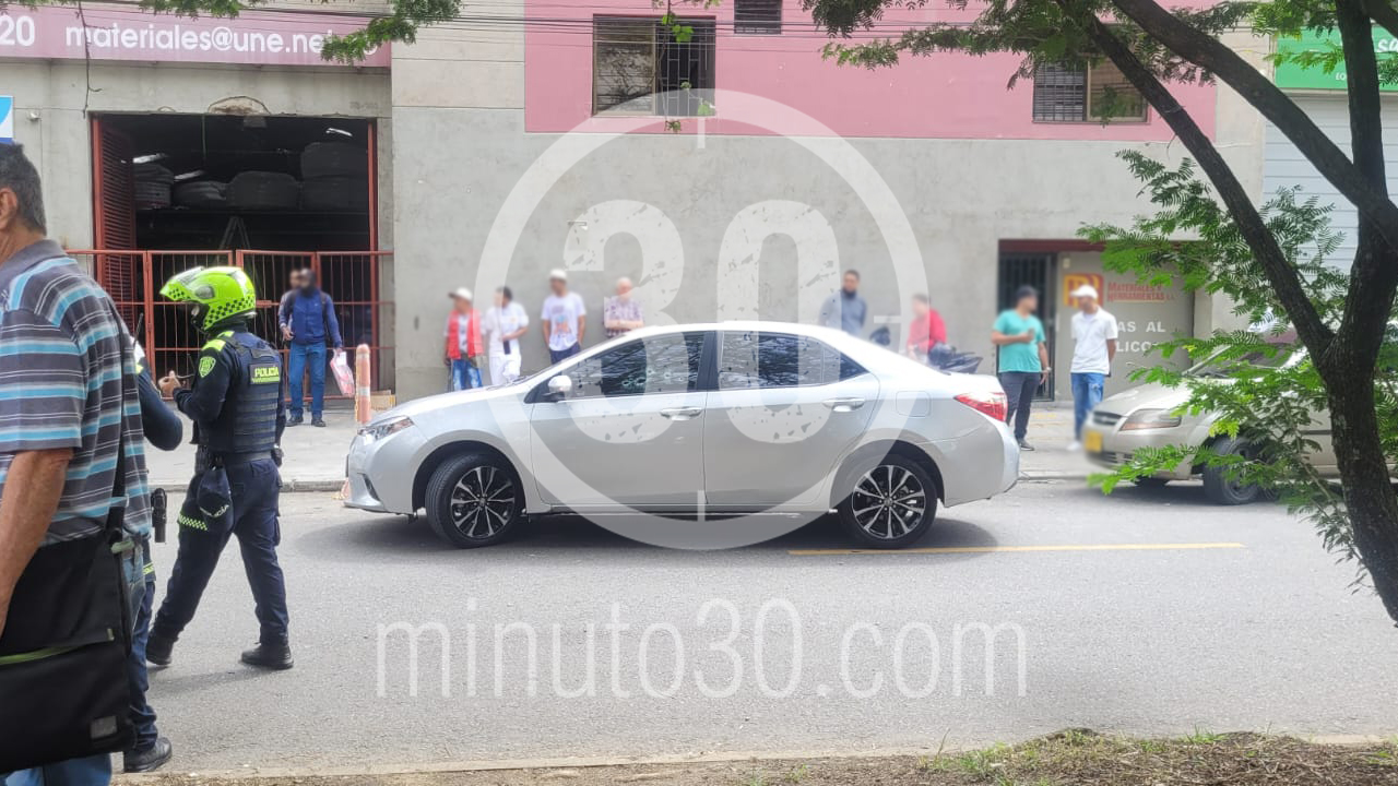 1 ¡Urgente! Cogieron a bala un carro cerquita de la Clínica Medellín de la 30, en Belén