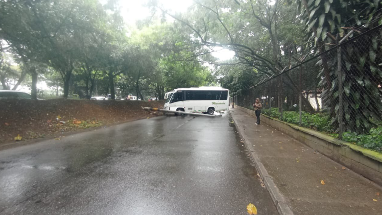 Cierre en la avenida Regional tras accidente de bus